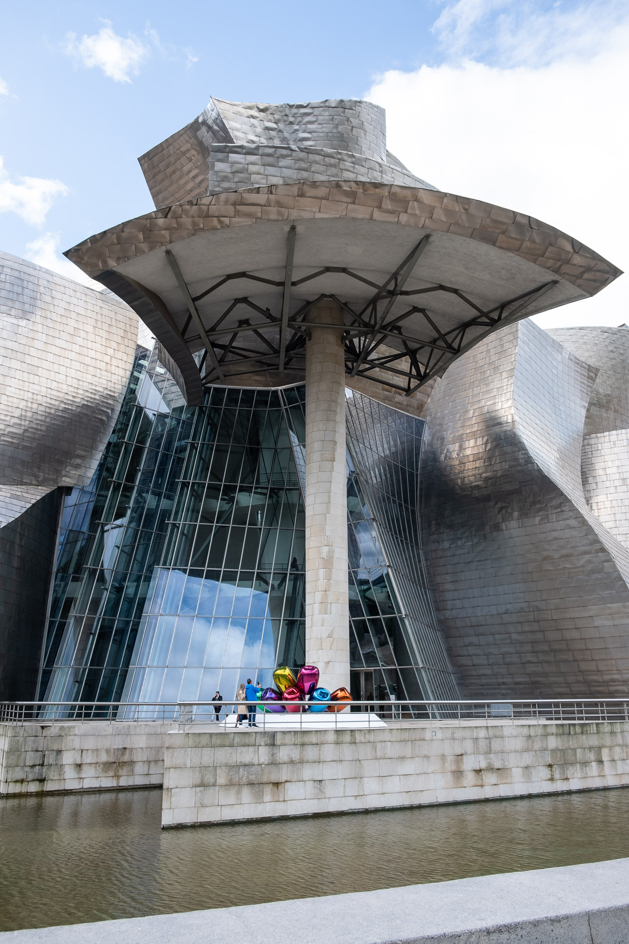 eksteriør og kunst utenfor Guggenheim Museum Bilbao