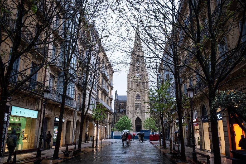 en gate med en stor katedral i enden i San Sebastian