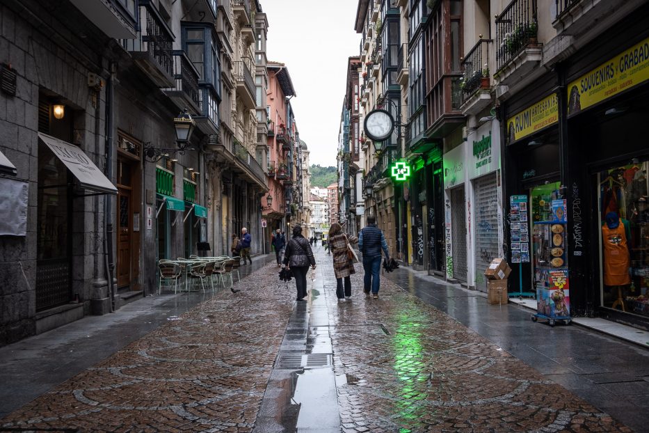 mennesker går ned ei gate et sted i baskerland