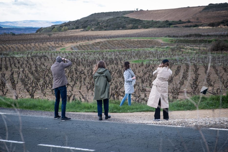 reisebloggere samlet på en åker for å ta bilder i baskerland