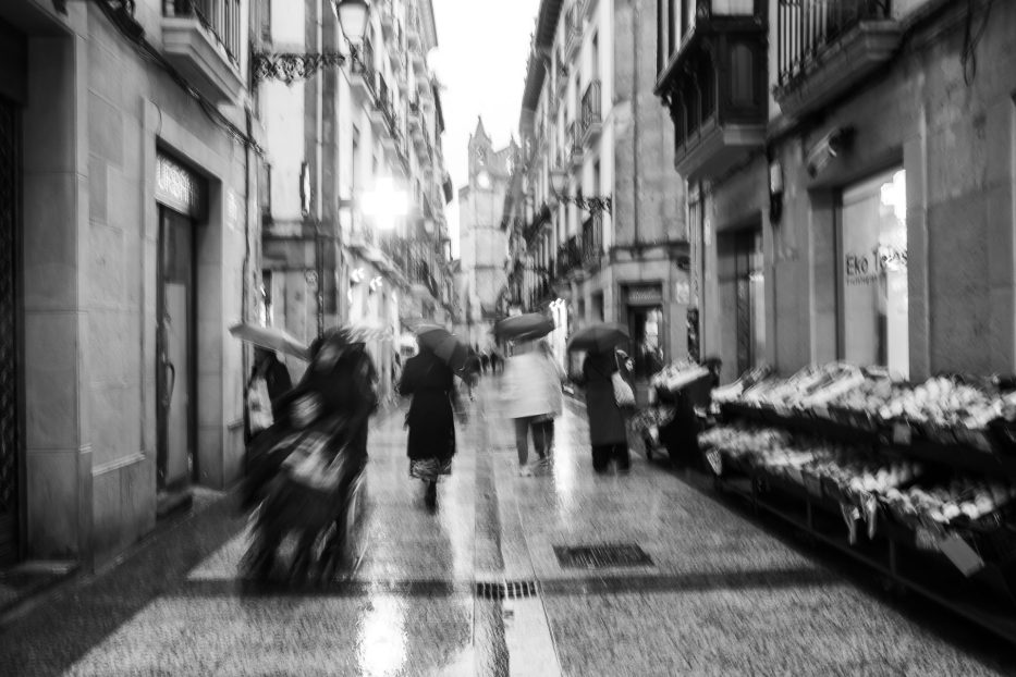 mennesker som går i ei av de mange flotte gatene i baskerland