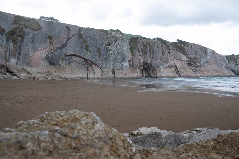 fantastisk natur langs flysch-ruta i Zumaia Baskerland i Spania