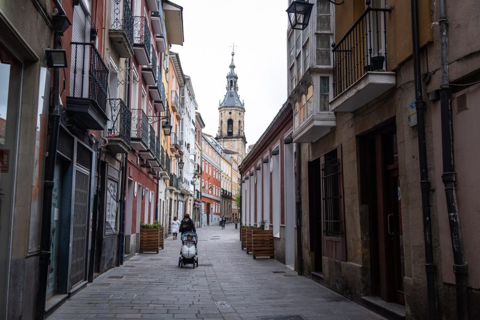 mennesker går ned en brosteinsgate i Vitoria-Gasteiz