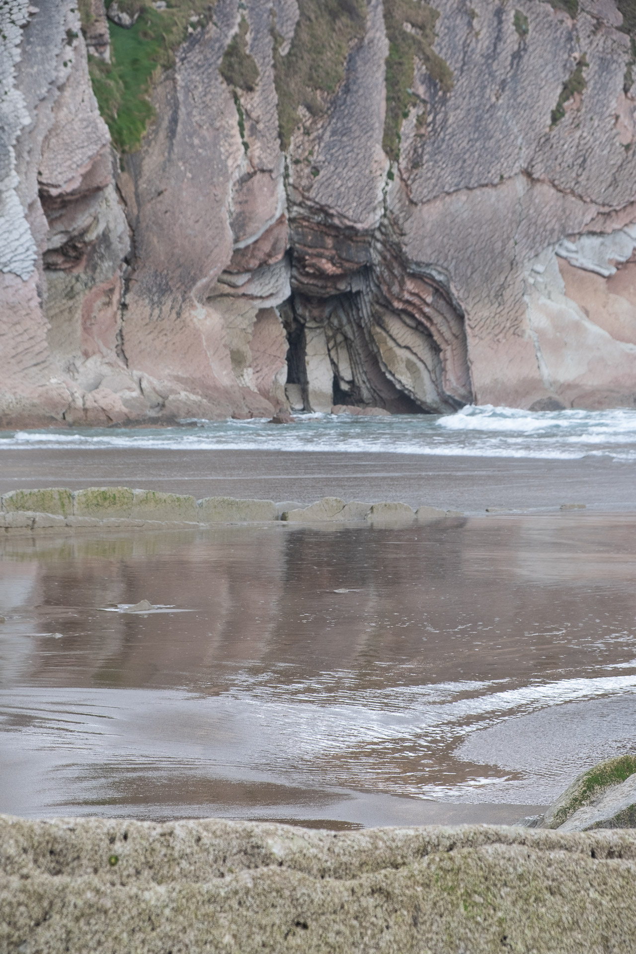 fantastisk natur langs flysch-ruta i Zumaia Baskerland i Spania