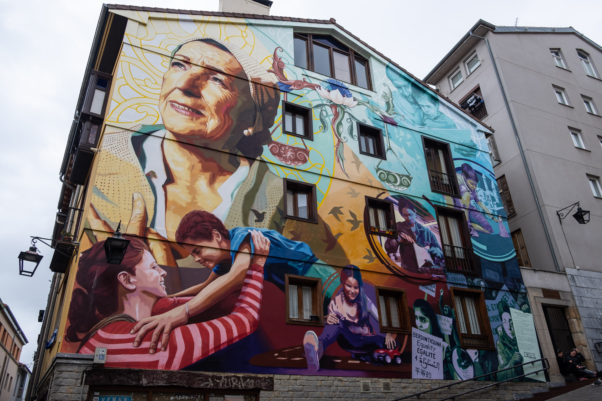 gatekunst utenfor en kafé i vitoria-gasteiz