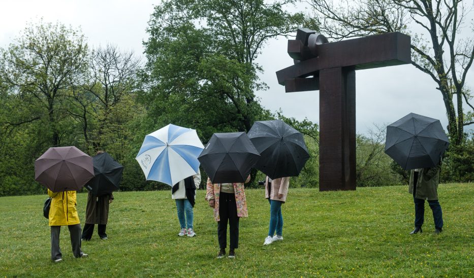 gruppebilde fra Chillida Leku-museet med paraplyer
