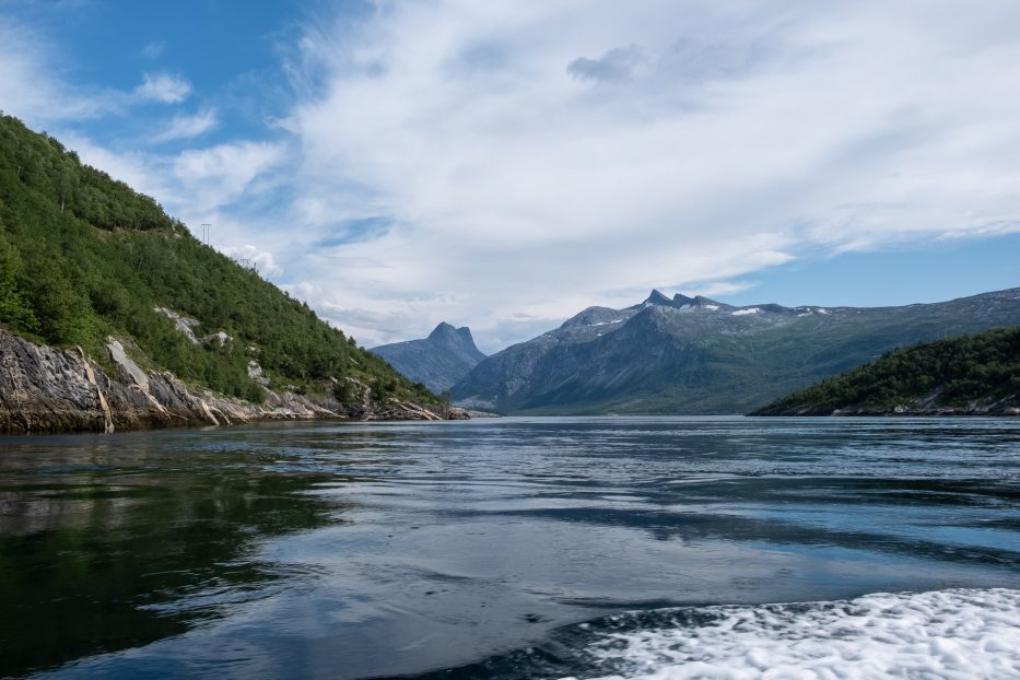 mektig natur med høye fjell og hav i Bodø