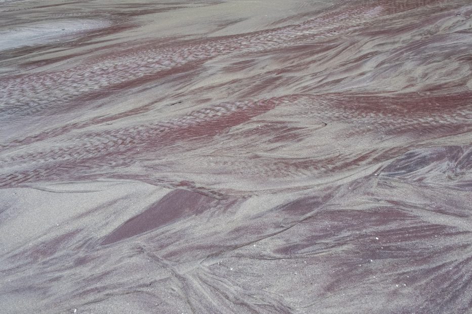 rosa og brun sand i mønster på stranda mjelle