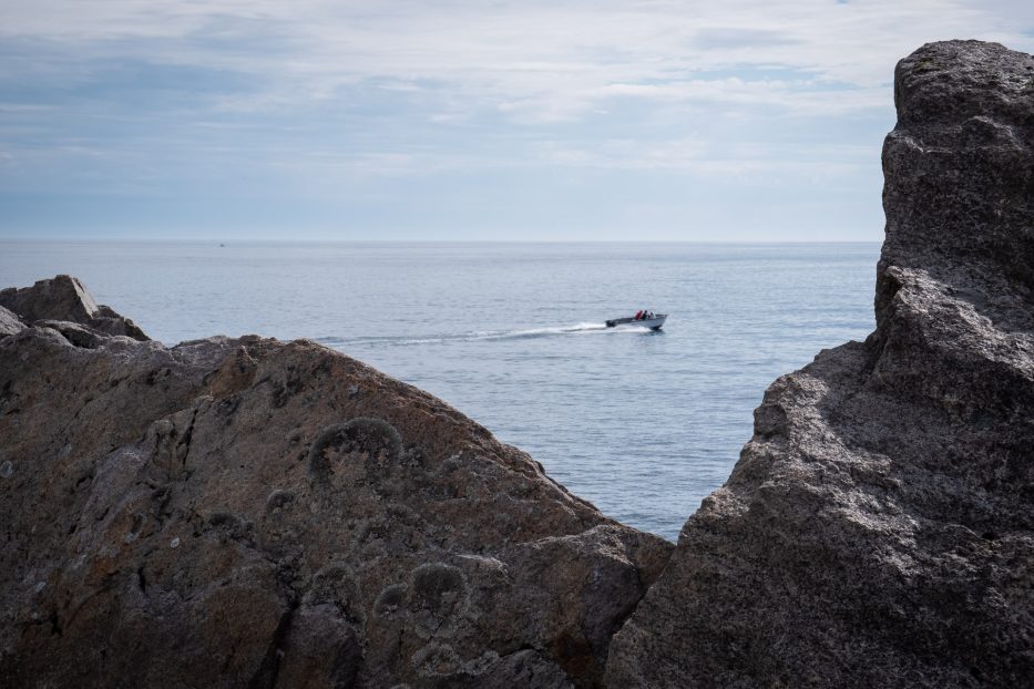 en motorbåt på vei ut mot havet