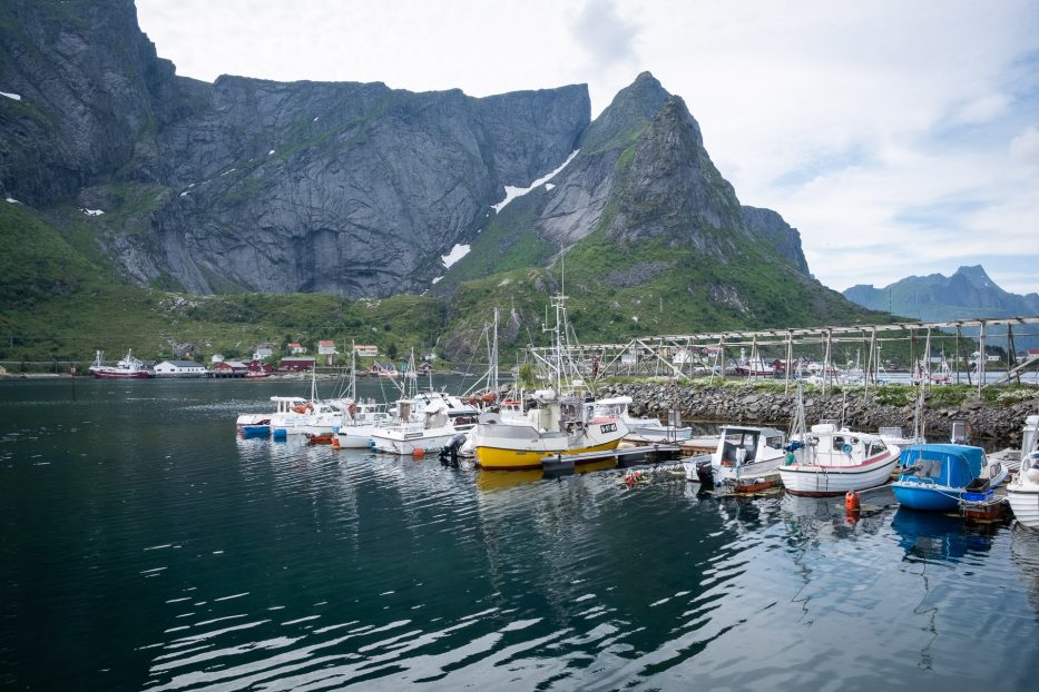 båter og fjell i reine i lofoten