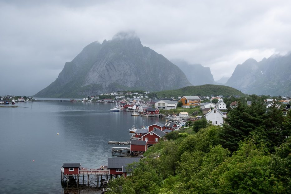 reine i lofoten på en overskyet dag