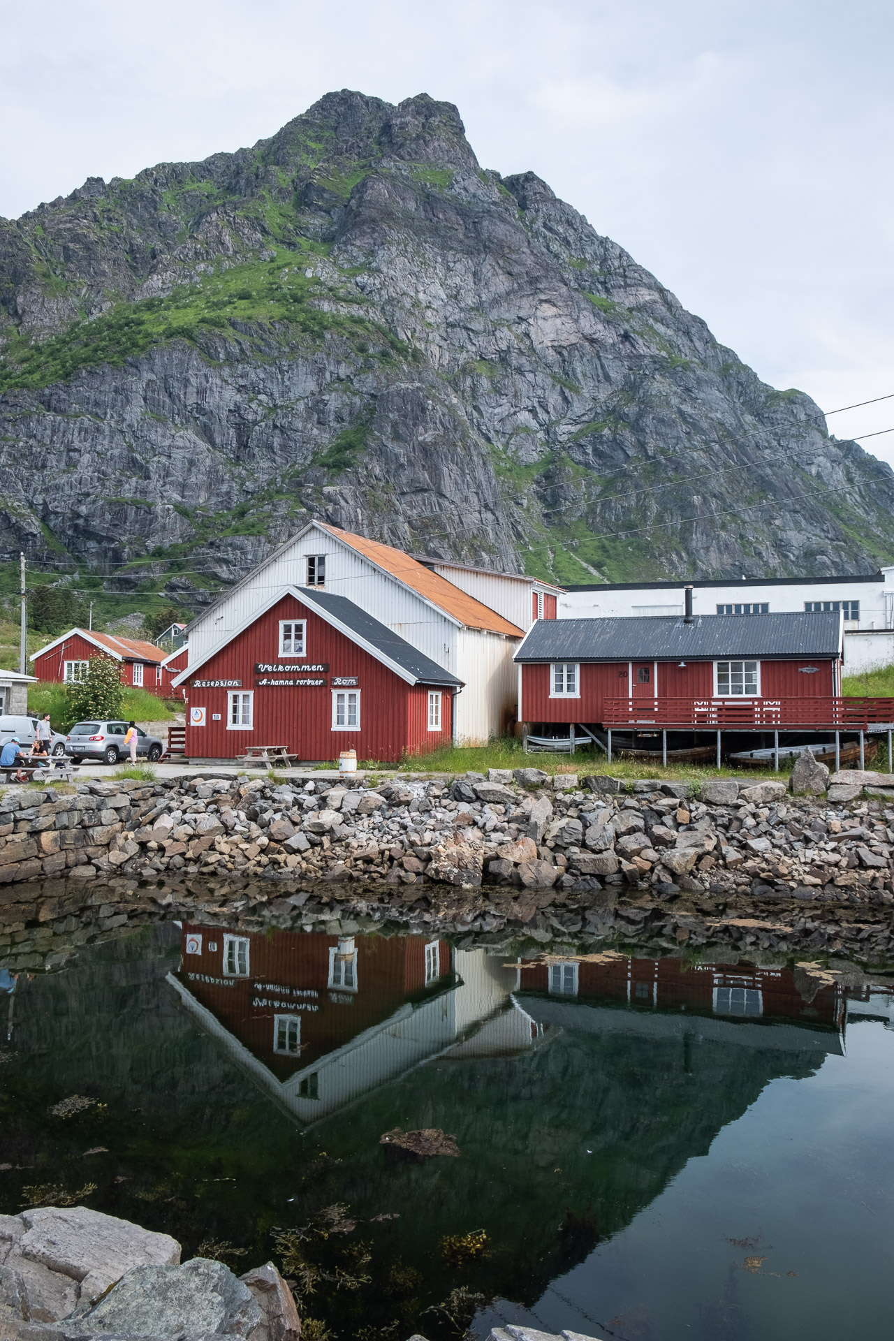 vakre hus fjell og refleksjon i havet ved å i lofoten