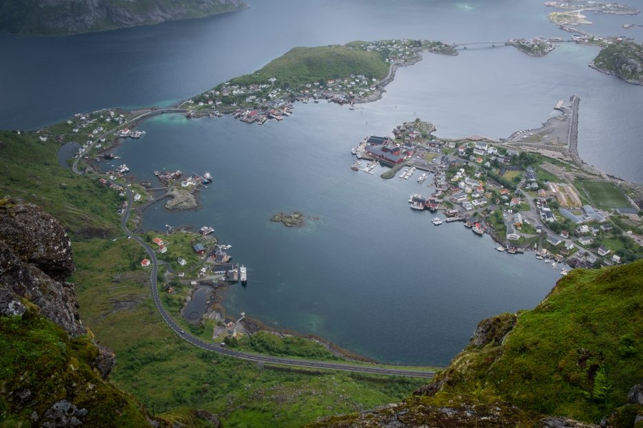 utsikt utover reine fra reinebringen i lofoten