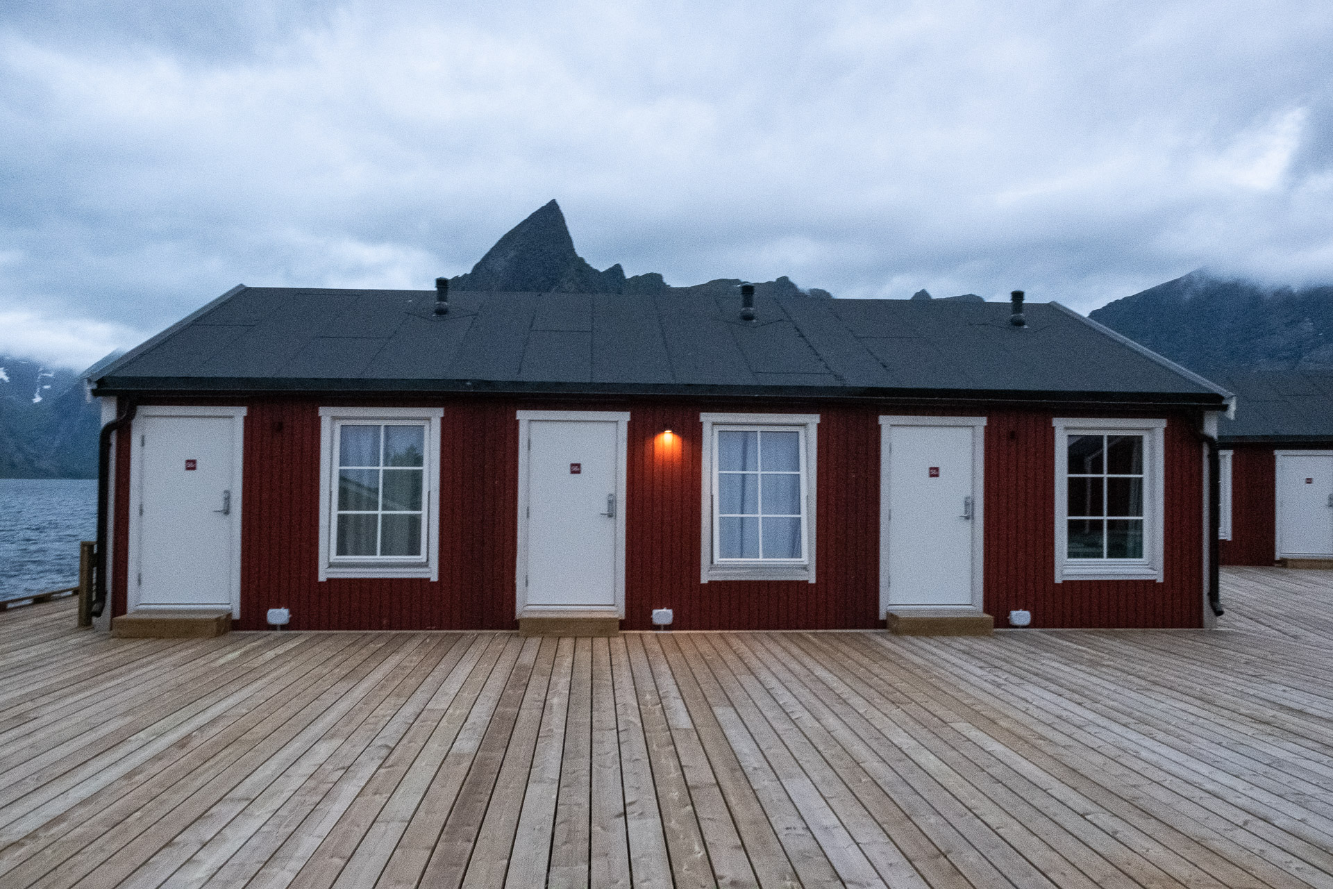 rorbu hos eliassen rorbuer med skarpe fjell i bakgrunnen