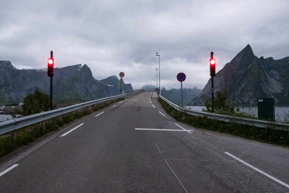 bro regulert med lys mellom øyer i lofoten