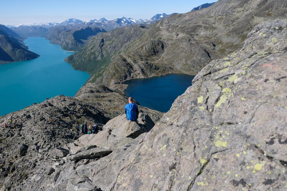 mann sitter og ser ut over utsikten fra besseggen i norge