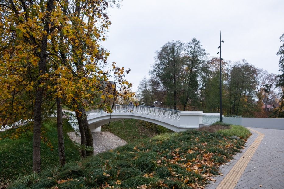 hvit bro i en park med høstfarger på trærne i druskininkai