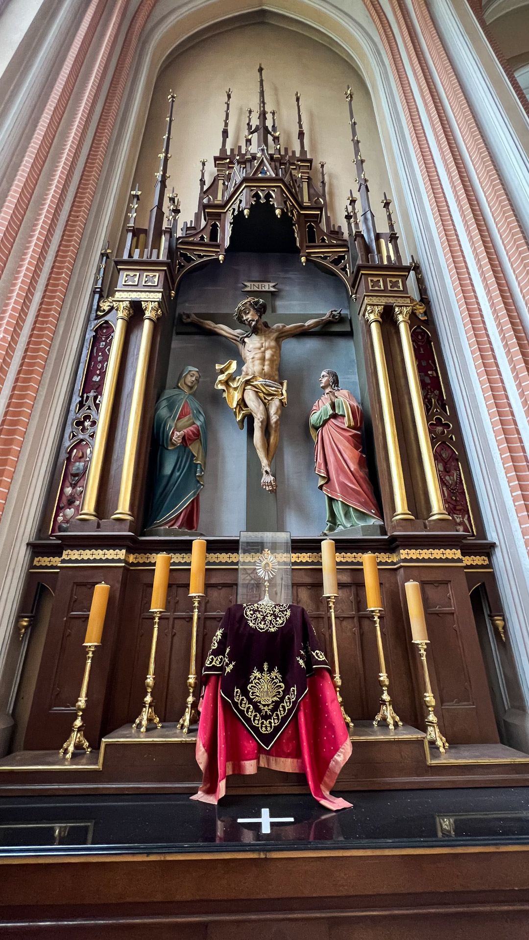 alter med jesus på korset inne i The Church of Saint Mary's Scapular