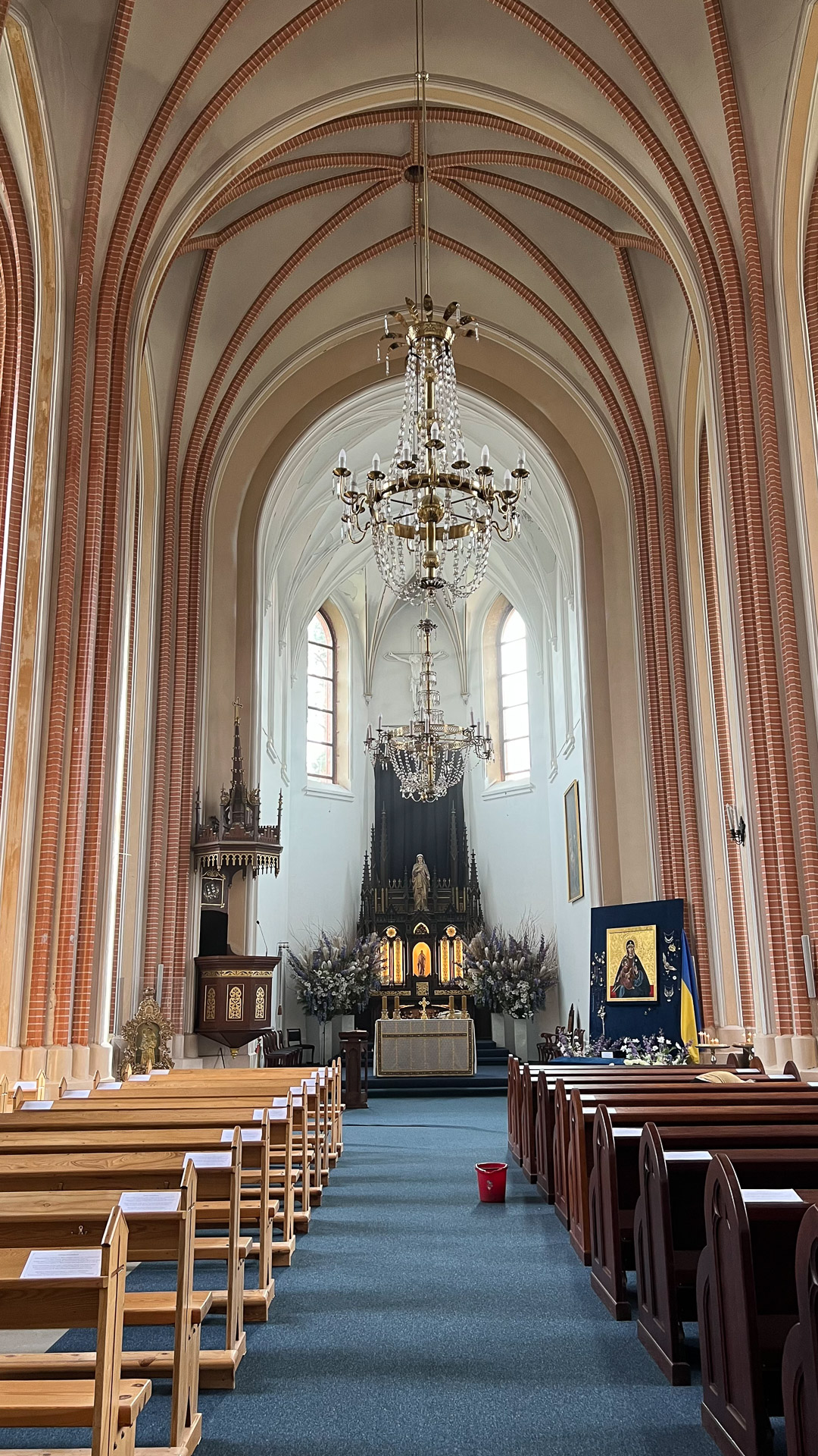 innsiden av The Church of Saint Mary's Scapular