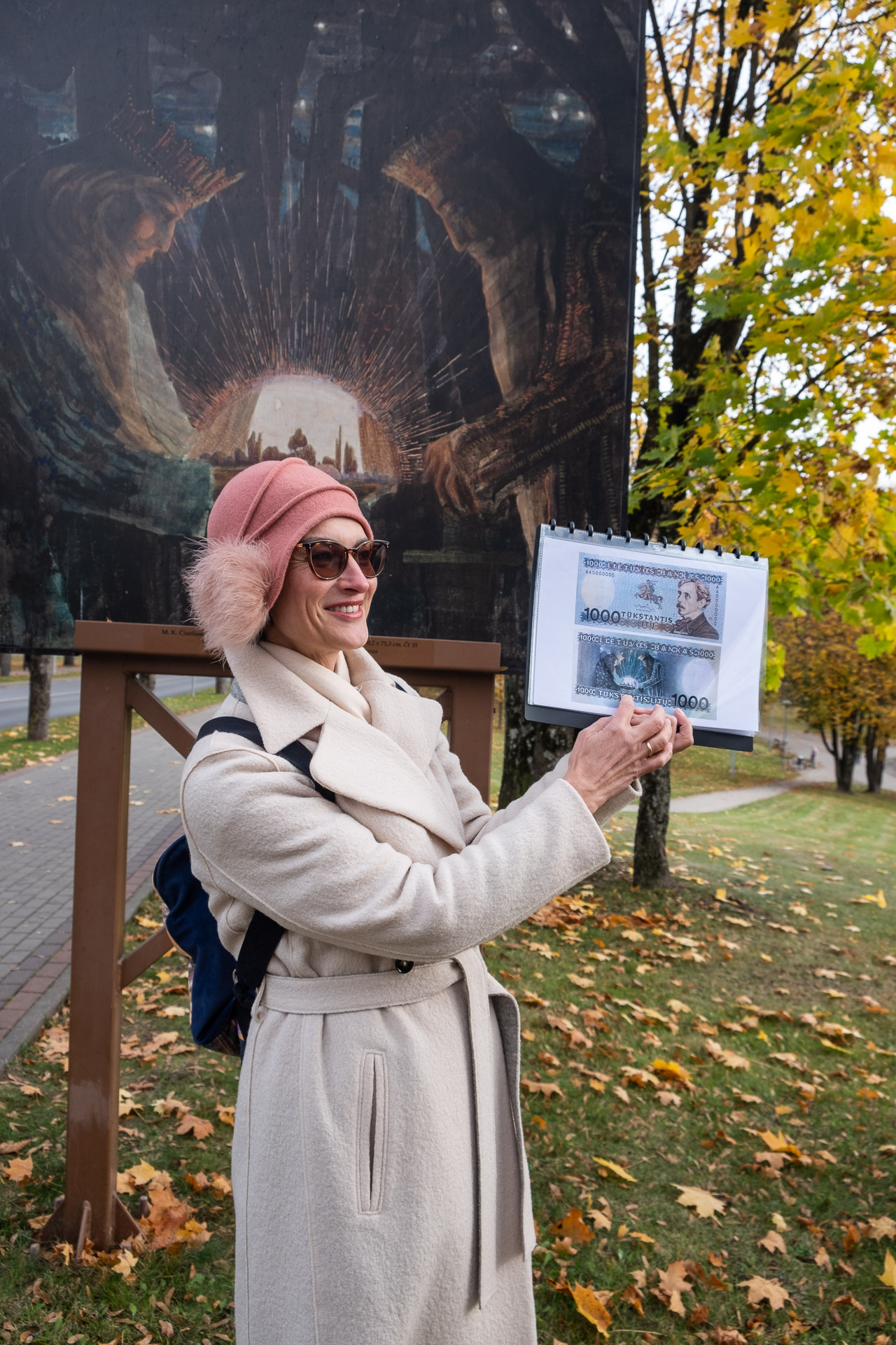 lilijana fra retro druskininkai viser den litauiske seddelen med kunstverk av M. K. Čiurlionis foran samme kunstverk