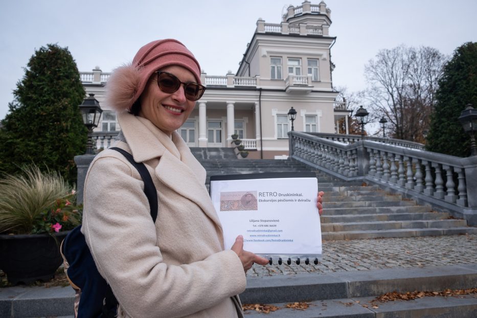 lilijana fra retro druskininkai holder et ark med sine kontaktdetaljer