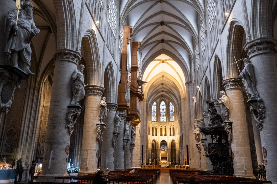 innsiden av stor kirke i brussel