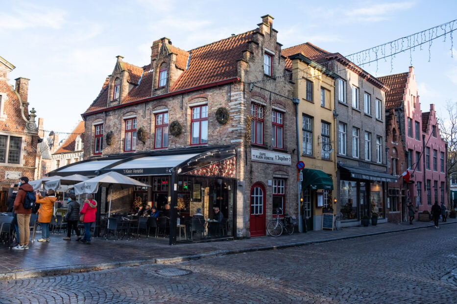 fine pastellfargede murhus i brugge på en solskinnsdag