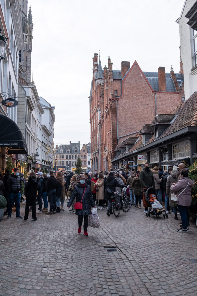 personer ute på handletur i gågata i brugge