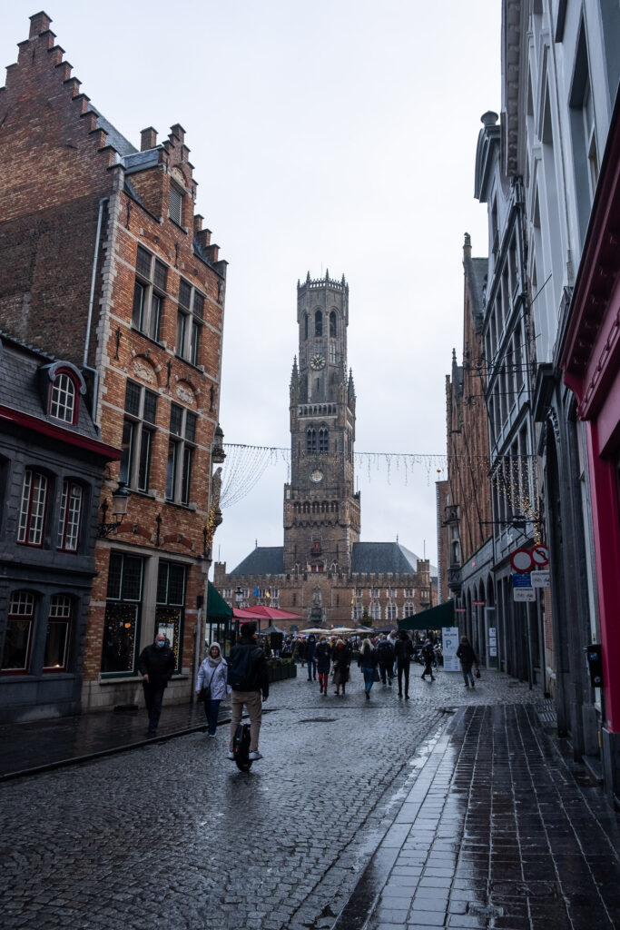 gågata i brugge foran grote markt og belfry-tårnet i bakgrunnen