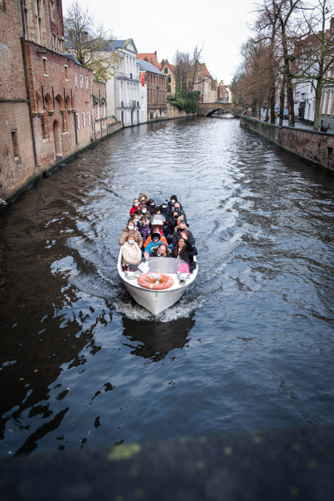 en båt full av mennesker på kanalbåttur i brugge