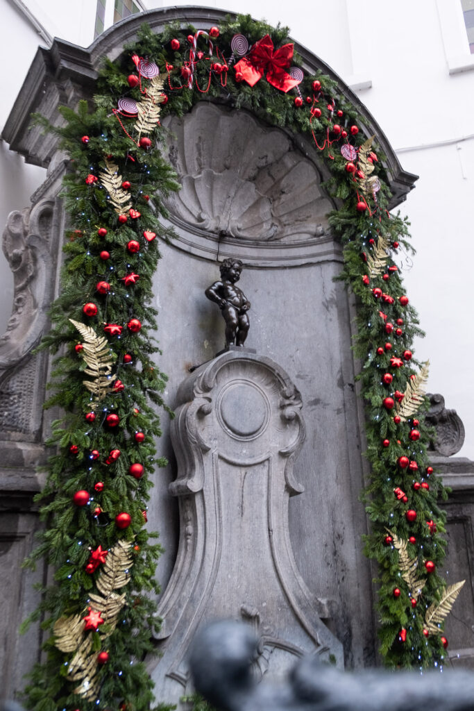 manneken pis dressed up for christmas