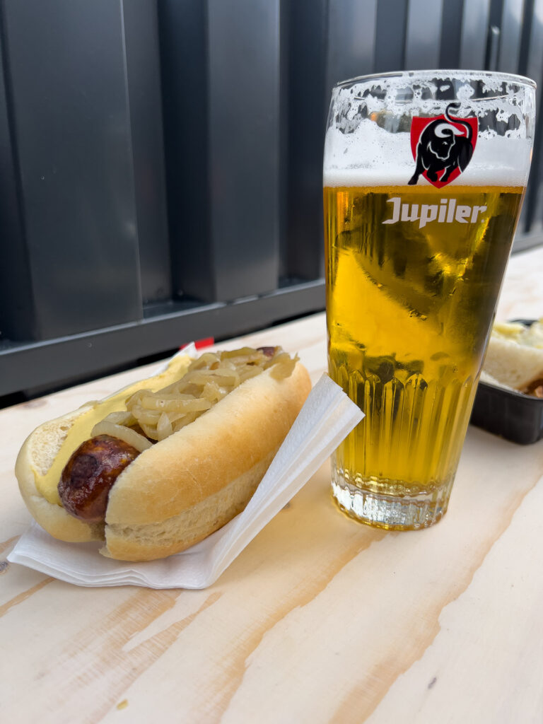 belgisk pølse i brød med sauerkraut og øl