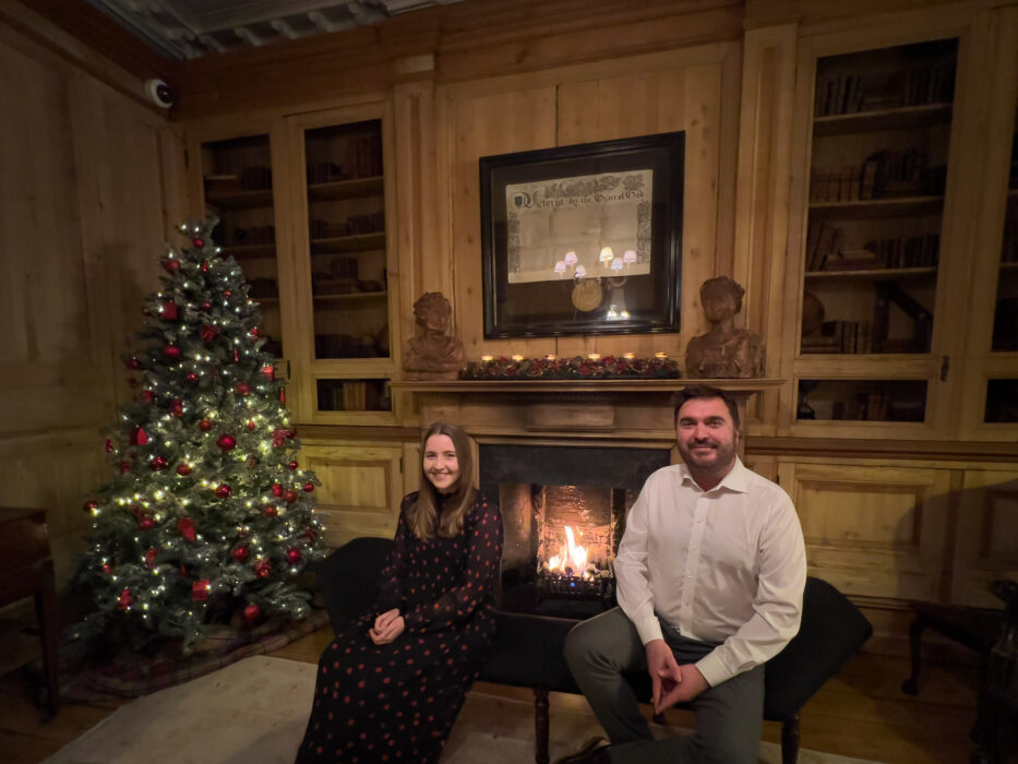 juletre fyr i peisen og skikkelig idyll i peisstua på pand hotell brugge