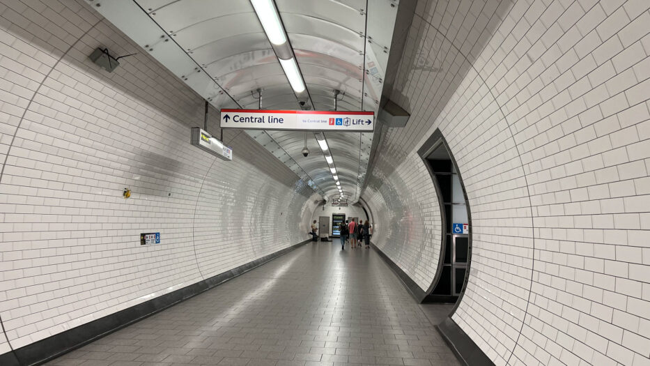 tunnell mellom ulike nedganger på central line t-banen i london
