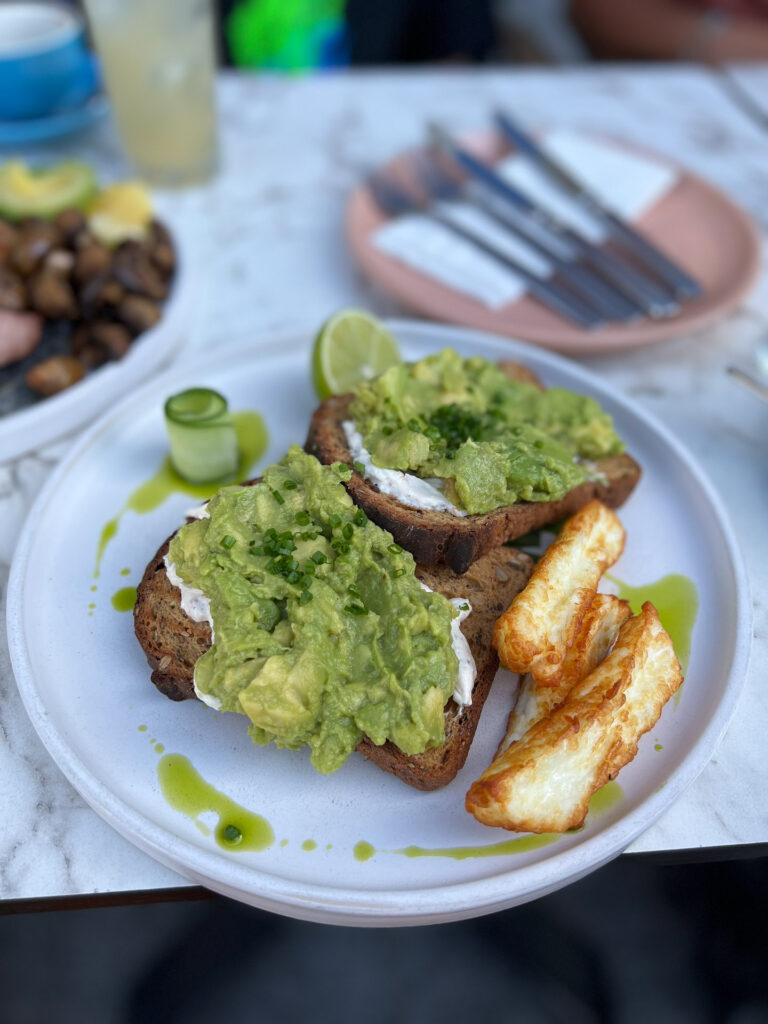 gluten free toasts with avocado and halloumi