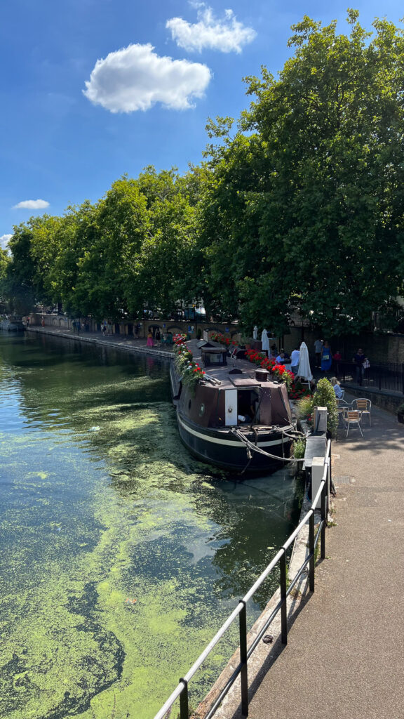 en kanalbåt er fortøyd og gjort om til restaurant i little venice i london