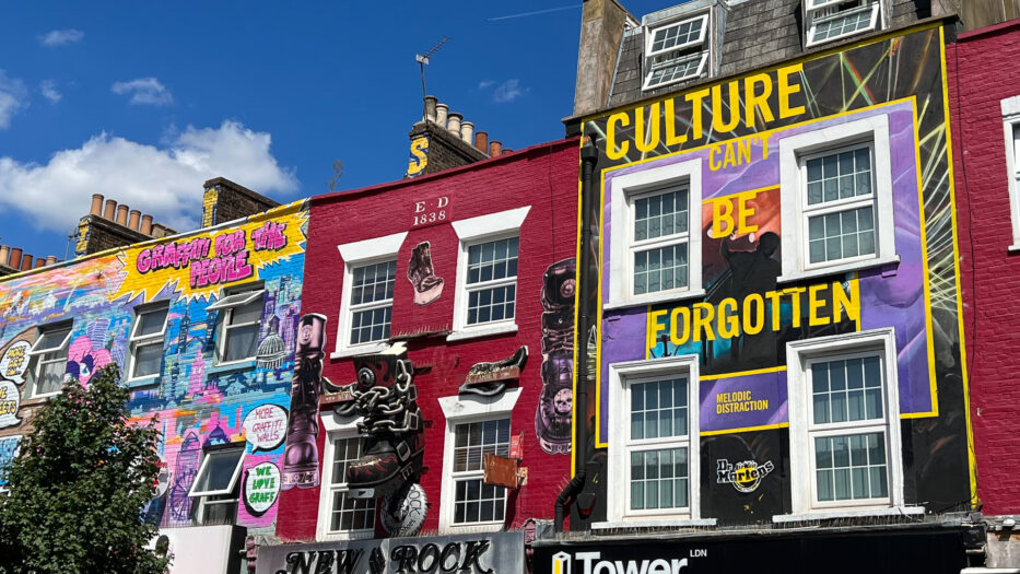 fargerike hus og plakater i camden market i london