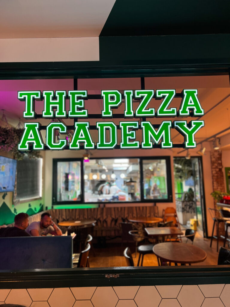 skiltene og lokalene til pizza academy i camden london