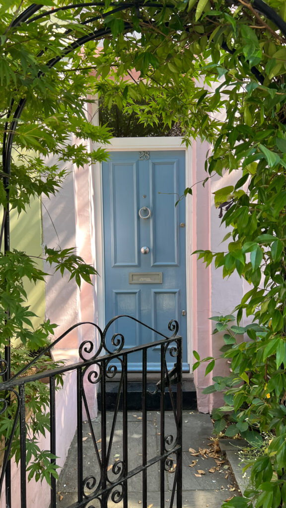 en pastellblå dør på rosa vegg i notting hill