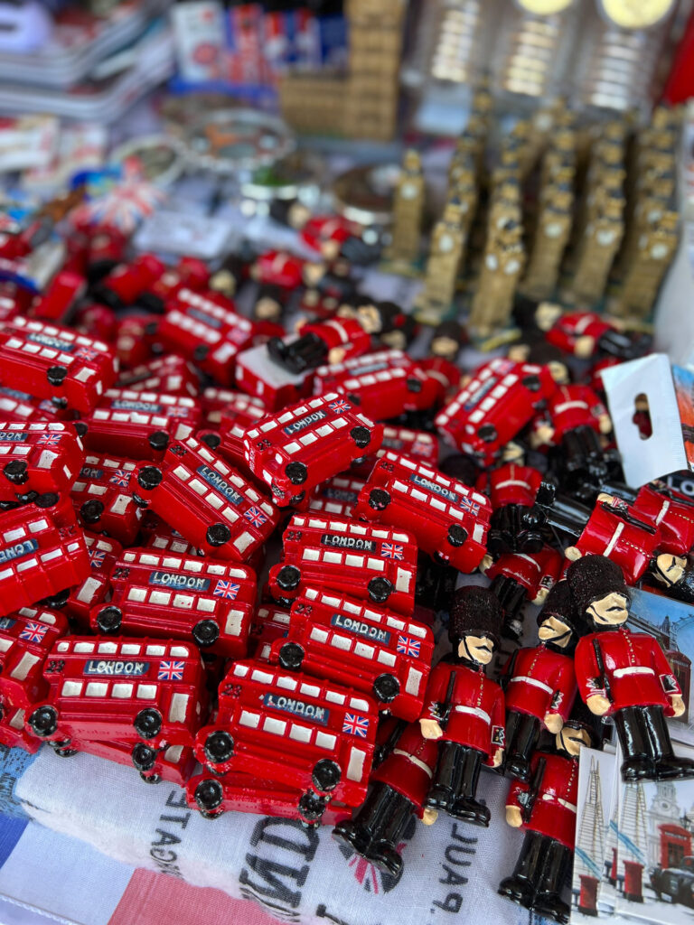 små souvenirer med typiske londonmotiver, røde doubledecker-busser og soldater