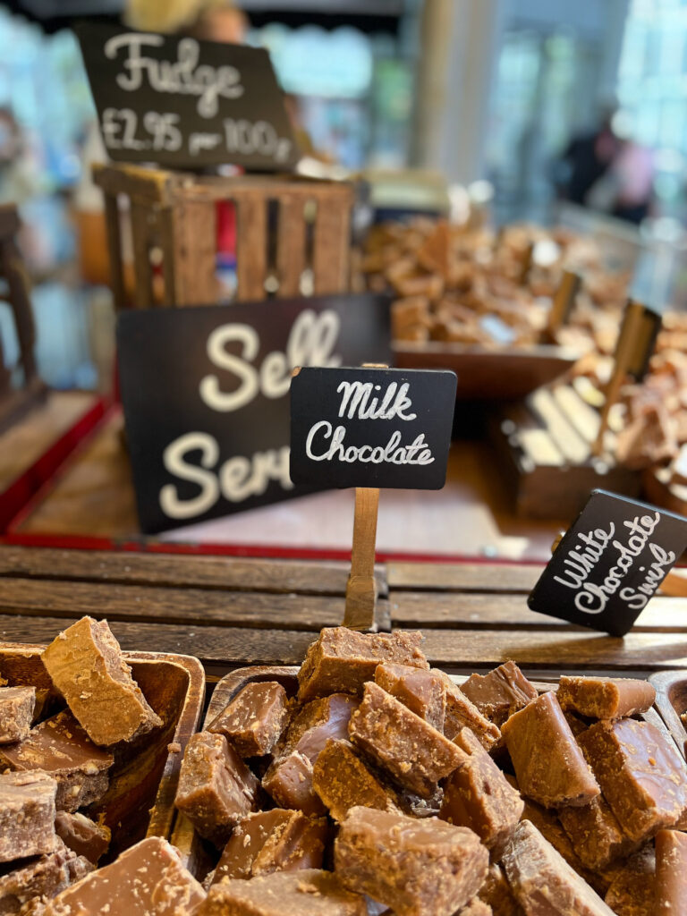 ulike typer hjemmelaget fudge og sjokolade ved borough market i london