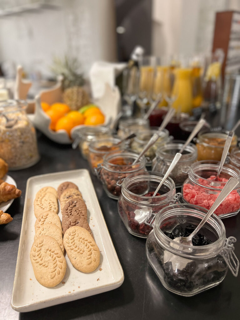 detaljer fra frokostbuffet på hotel artagonist i vilnius