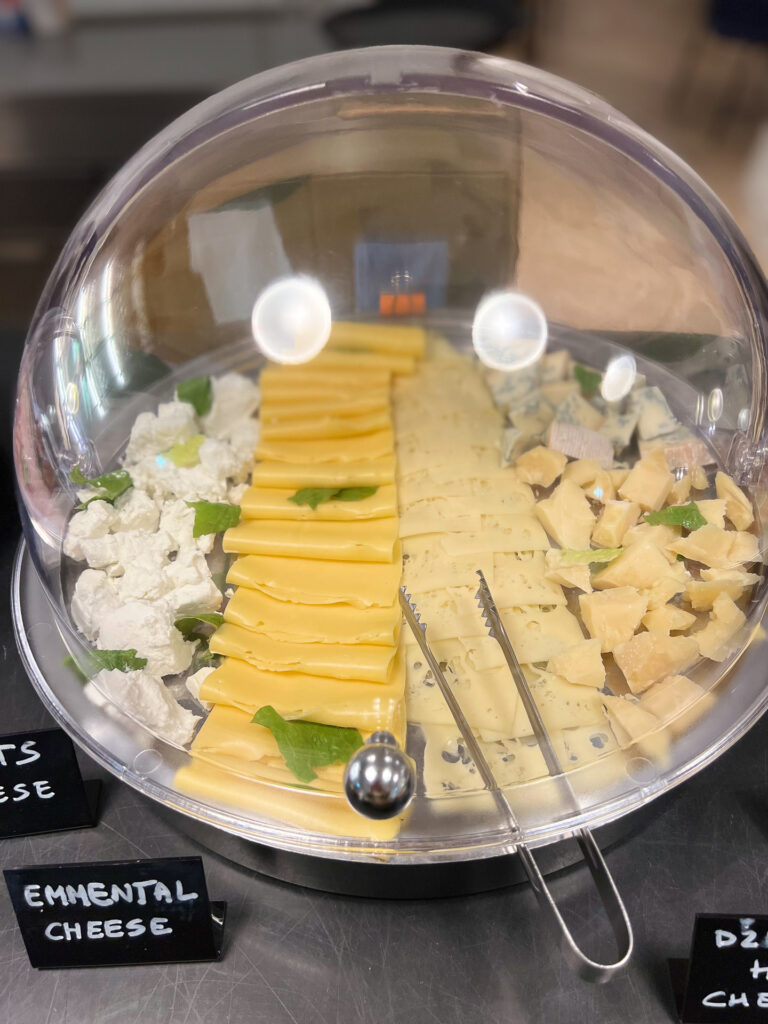 detaljer fra frokostbuffet på hotel artagonist i vilnius