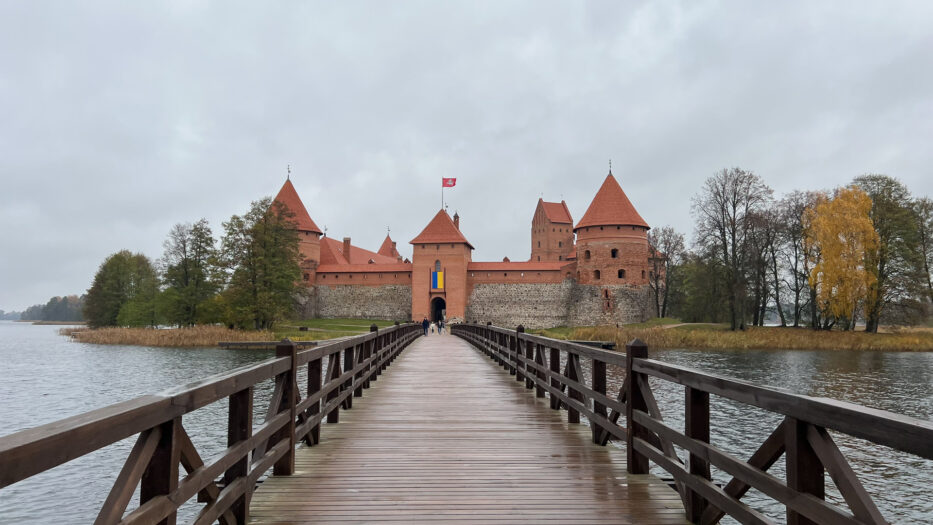 the bridge over to trakai castle