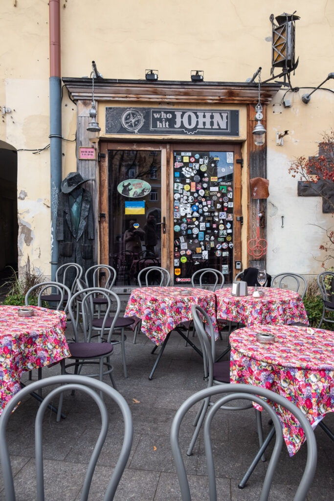 uteserveringen på who hit john i vilnius med runde bord og blomsterduk