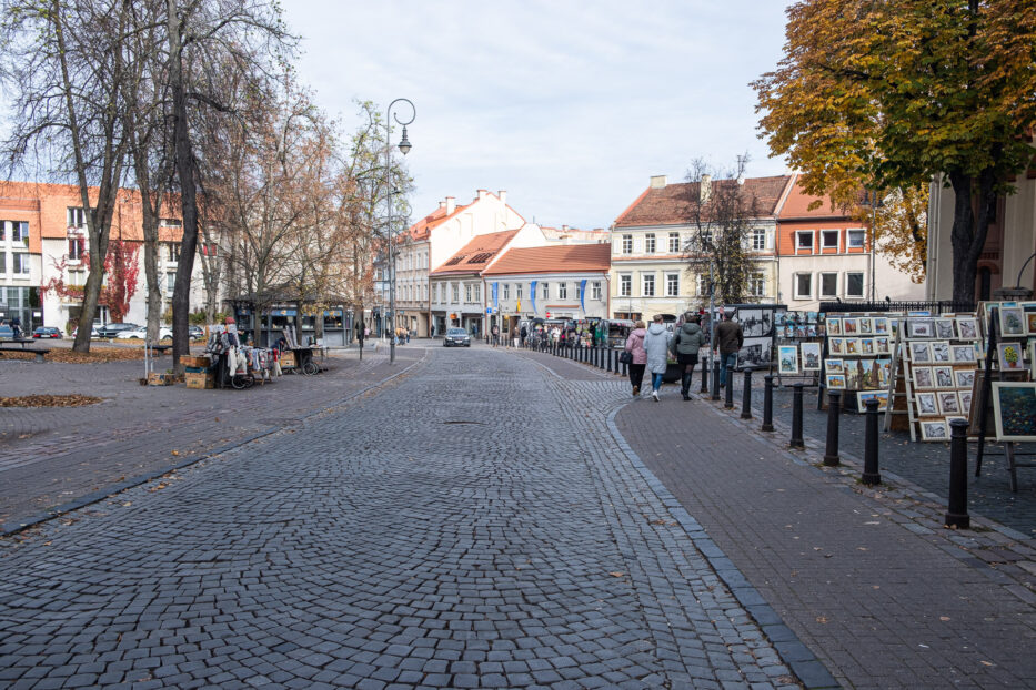 kvinner går i gamlebyen i vilnius mens solen skinner