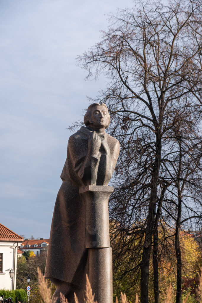 statue in vilnius