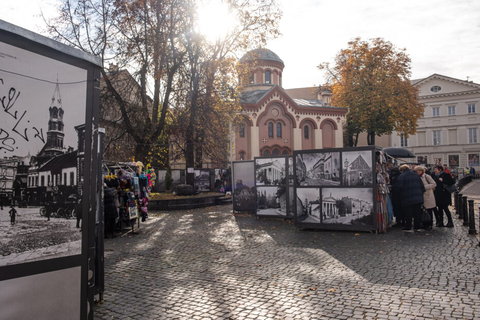 gateselgere og gamle svart-hvitt bilder foran kirken på torget i gamlebyen i vilnius