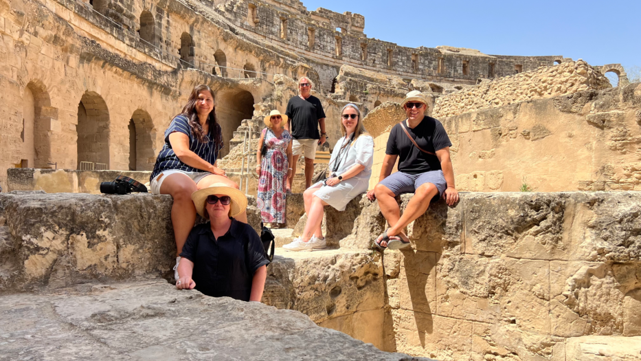 en gruppe med skandinaviske reisebloggere. 4 kvinner og 2 menn poserer smilende på coliseum i el jem tunisia