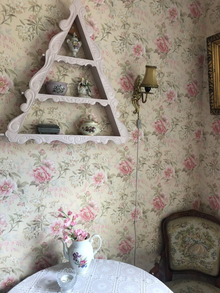 interior and wallpaper with pink flowers inside gartnergården århus